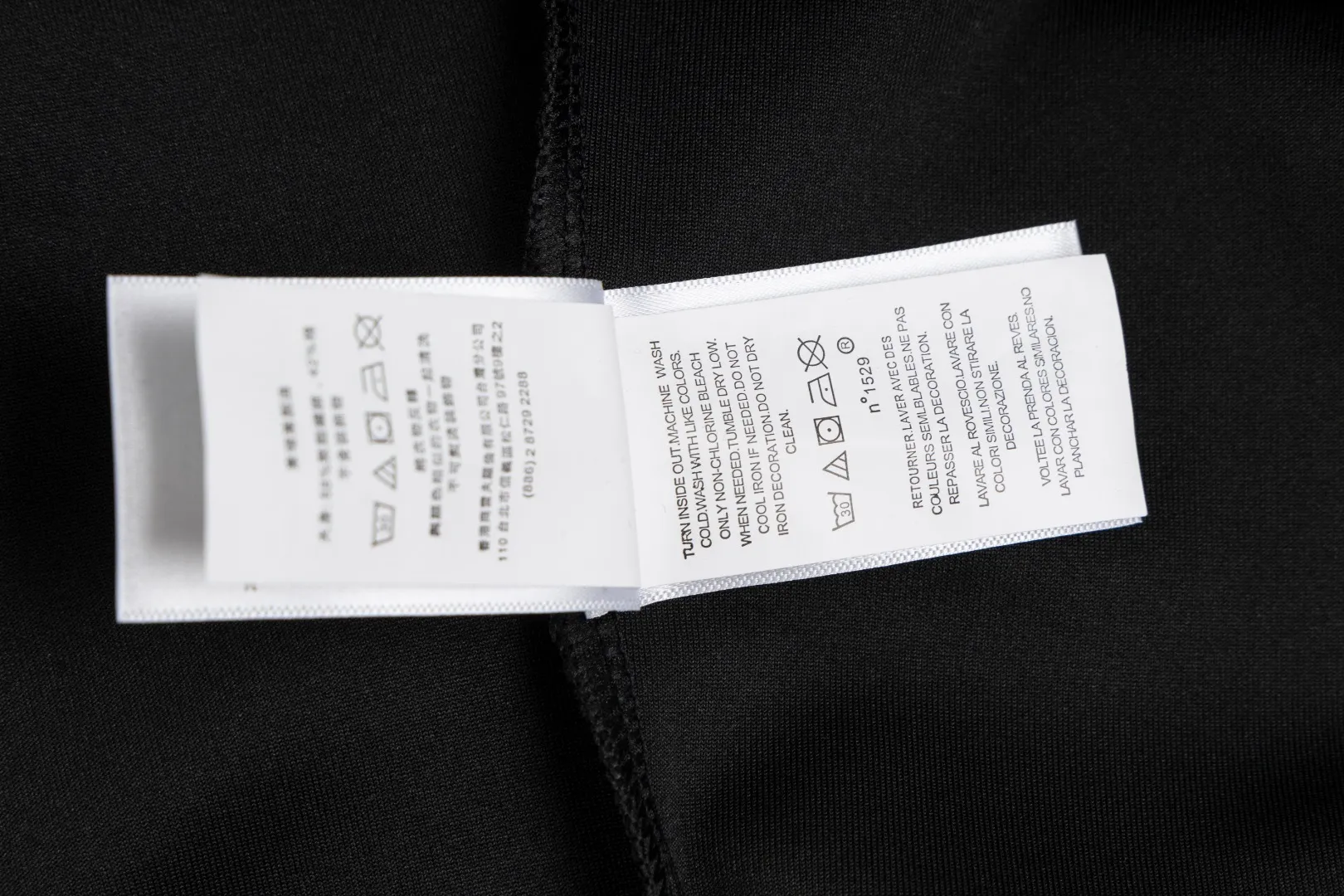 P236 #R95 Ralph Lauren/Ralph Lauren Twelve Color Pony🐎 Embroidered zipper cardigan jacket hooded sweatshirt This hooded sweatshirt is decorated with a simple style that represents Ralph Lauren. It is paired with a pony embroidery pattern, which is three-dimensional and full! The solid color fabric paired with exquisite embroidery instantly sets it off! Hooded sports design, loose and casual fit! The overall texture is very strong! Through the pictures, we can feel the thickness and texture of custom-woven and dyed threads. The workmanship is exquisite. They are shipped from major foreign trade factories. They are all made by masters with many years of experience. Everything is of high standards and requirements! Simple and versatile style ~ super delicate and soft, close to the body without being tied, all fabrics and accessories are original custom-made and of high quality! Perfectly reflects the brand’s sense of superiority! Standard cut, comfortable stretch, unrestricted movement! Highly practical, high-end and classy! Versatile style ~ can be paired with jeans or jogging pants. Ideal for transitioning from your morning commute to weekend events!  Color: Black with red label Black with white label Khaki Navy blue with red label Navy blue with white label White Light gray Dark gray Burgundy Army green Light blue Pink Size: S M L
